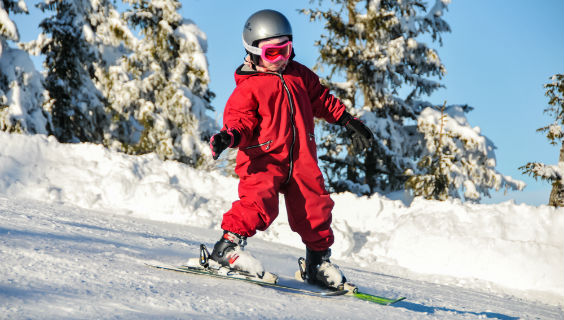 Barn står på ski